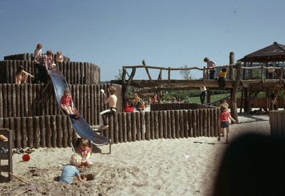 821901 Afbeelding van spelende kinderen op de speelplaats in het Park De Gagel te Utrecht.
